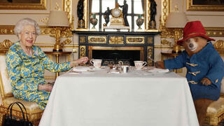 המלכה אליזבת השנייה והדוב פדינגטון