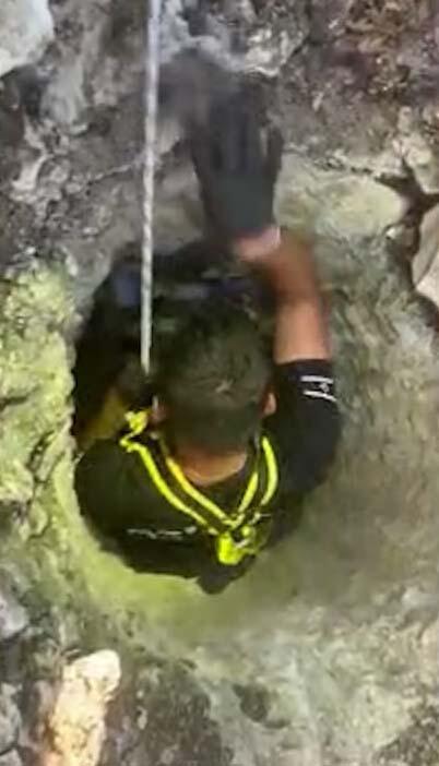 נכנסים לתוך בור מים במסגרת החיפושים הנרחבים (צילום: משטרת ישראל) החיפושים אחר ספיר נחום בעיצומם: תיעוד מסריקות בבור מים