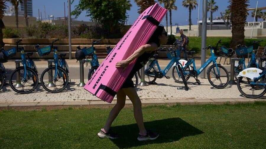קמפיין "לעזור במסע עם המשא" ברחבי תל אביב (צילום: אבירם בר עקיבא) קמפיין "לעזור במסע עם המשא" ברחבי תל אביב