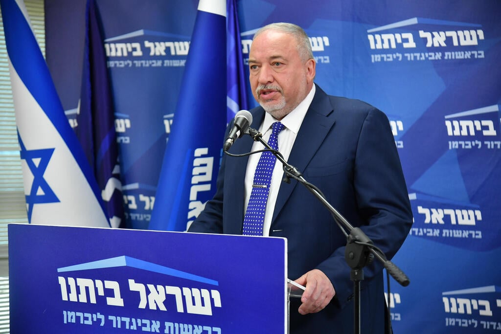 שר האוצר ליברמן. "הפקידים מטעים אותו" (צילום: יואב דודקביץ') ח"כ ליברמן בישיבת הסיעה