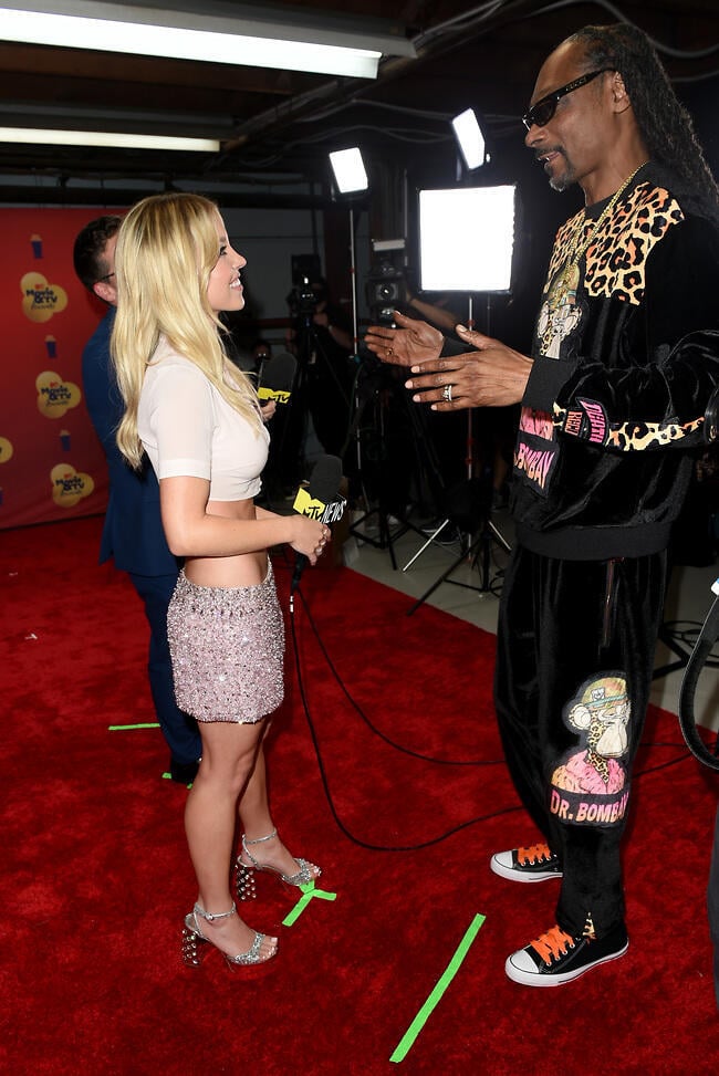 שיחה צפופה. סידני סוויני וסנופ דוג (צילום: GettyImages) שיחה צפופה. סידני סוויני וסנופ דוג