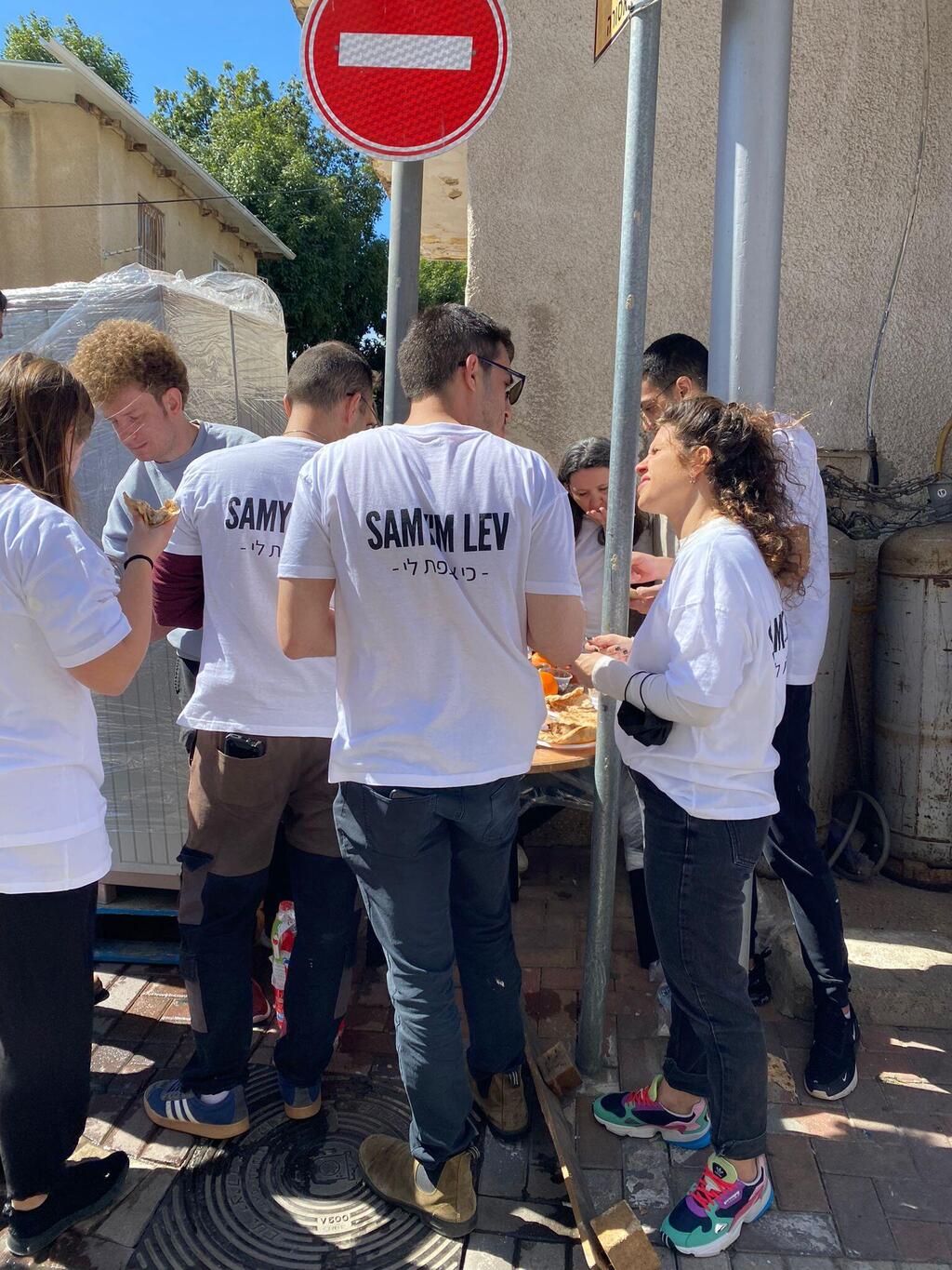 צוות השיפוץ והעיצוב שאספה גיטלמן במהלך השיפוץ (צילום פרטי) מהלך השיפוץ