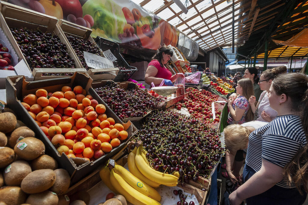 קונים ירקות ופירות בשוק בלבוב, אוקראינה. הייצוא ברכבות מהמערב לא מספיק (צילום: EPA ) אוקראינה ירקות ו פירות בשוק ב לבוב משבר מזון
