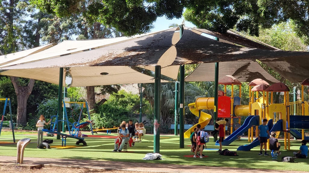 ראשון לציון: ילדים מחוץ לבית הספר מחכים לפתיחת הלימודים (צילום: שמוליק דוידפור ) מחכה לפתיחת הלימודים