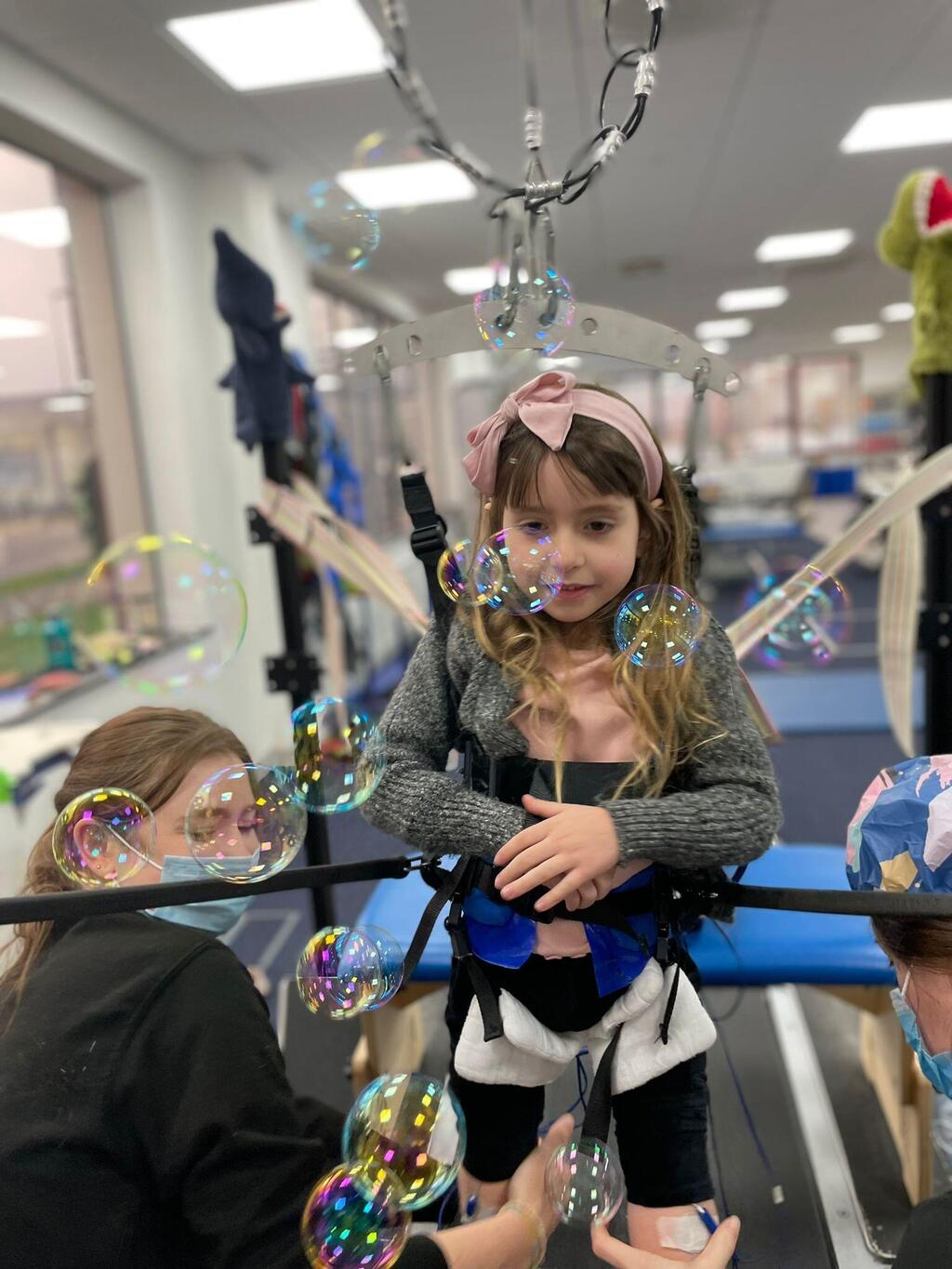"בלעדי הליווי הרפואי לא היינו מגיעים להיכן שהגענו". אביגיל קלארק מטופלת במרכז באנגליה (צילום באדיבות המשפחה) אביגיל קלארק