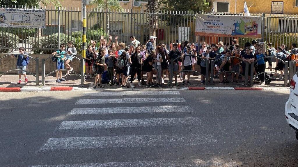 בית ספר סגור בראשון לציון עקב ההשבתה בחמישי (צילום: מאיר תורג'מן) מחכים לפתיחת הלימודים