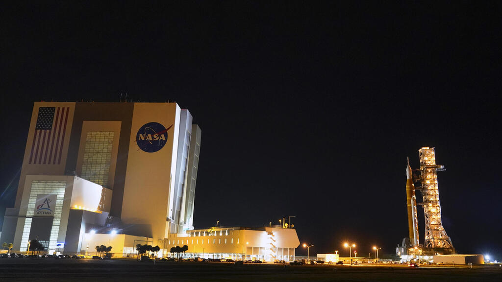 משגר SLS הענק לאחר שיצא מהמבנה של נאס"א (צילום: AP) משגר SLS הענק לאחר שיצא מהמבנה של נאס"א
