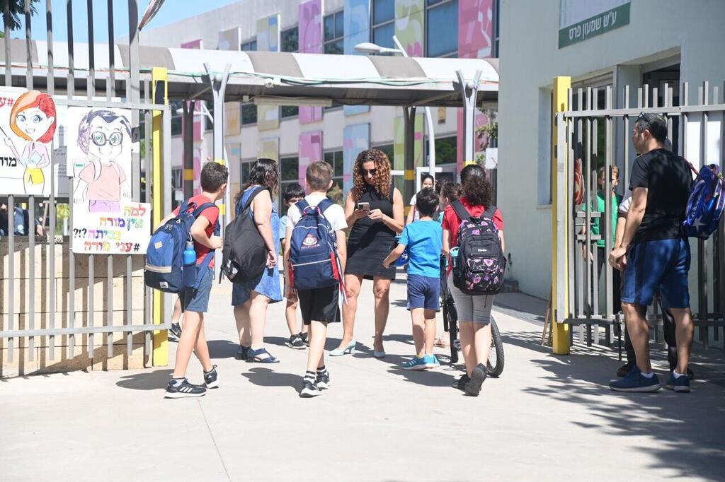 נכנסים לבית הספר בכפר סבא לאחר השביתה (צילום: יאיר שגיא ) נכנסים לבית הספר לאחר השביתה