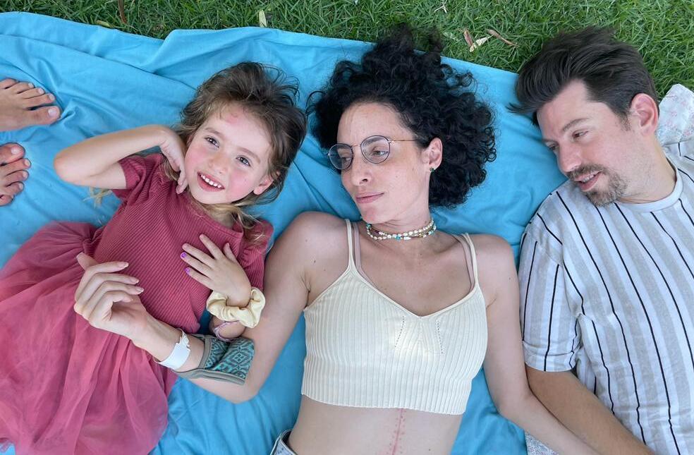 ניסינו לחשוב איך אנחנו יוצרים שגרה וממשיכים לטפל בילדה שלנו". משפחת קלארק (צילום באדיבות המשפחה) משפחת קלארק