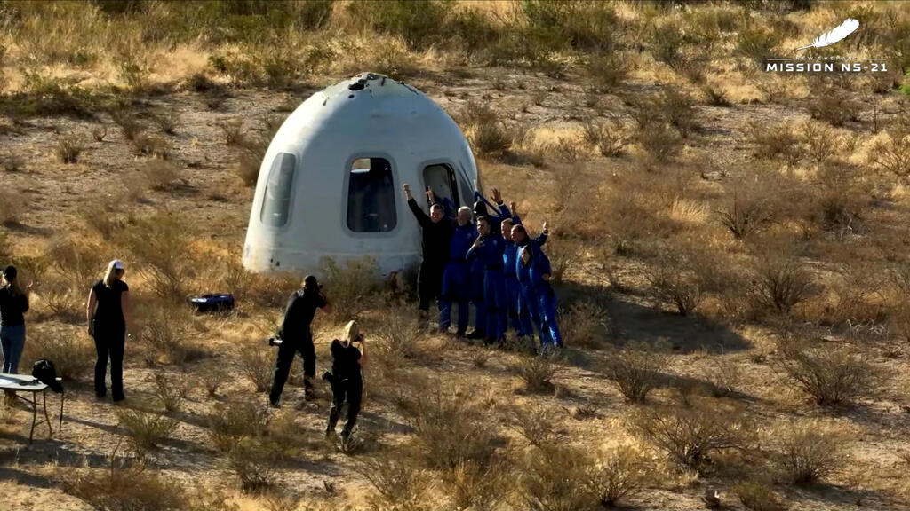 החללית של בלו אורייג'ן לאחר הנחיתה (צילום: רויטרס) החללית של בלו אורייג'ן לאחר הנחיתה