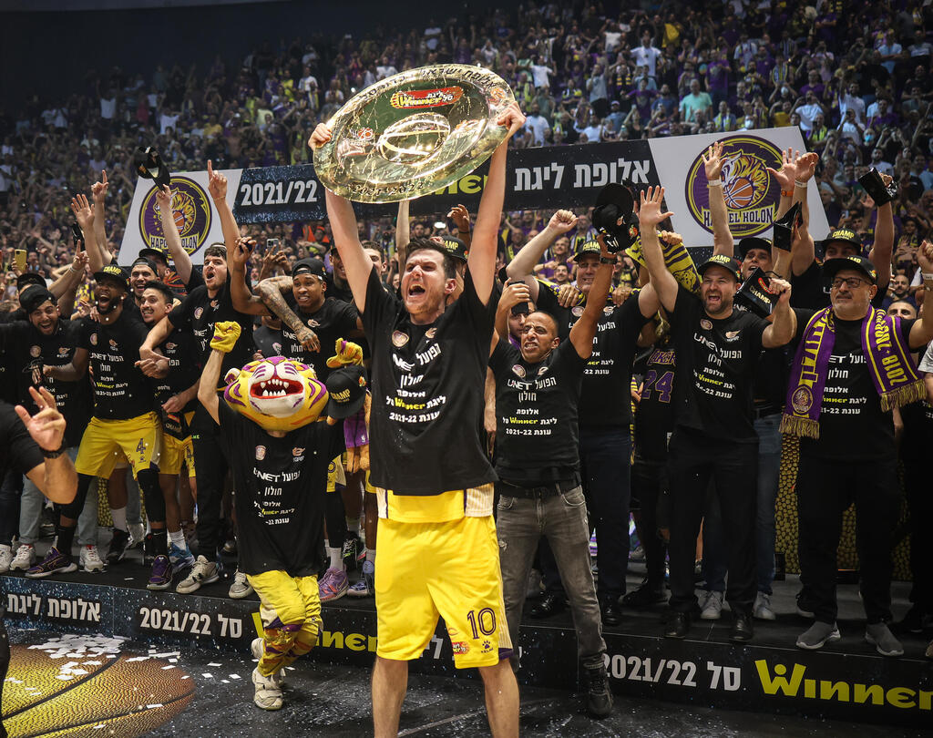 פניני וצלחת האליפות של הפועל חוולן (צילום: עוז מועלם) גיא פניני