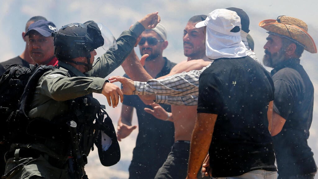 Security forces in altercation with Palestinian protesters in Hebron (Photo: Reuters) עימותים ליד חברון