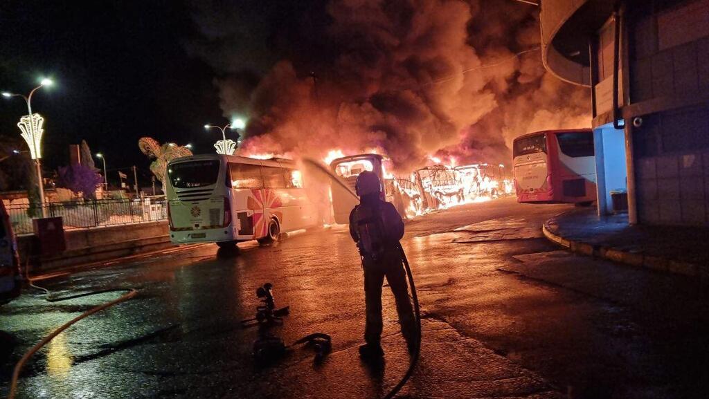 הצתה בתחנה המרכזית בצפת (צילום: דוברות כבאות והצלה מחוז צפון) 18 אוטובוסים נשרפו בתחנה המרכזית בצפת