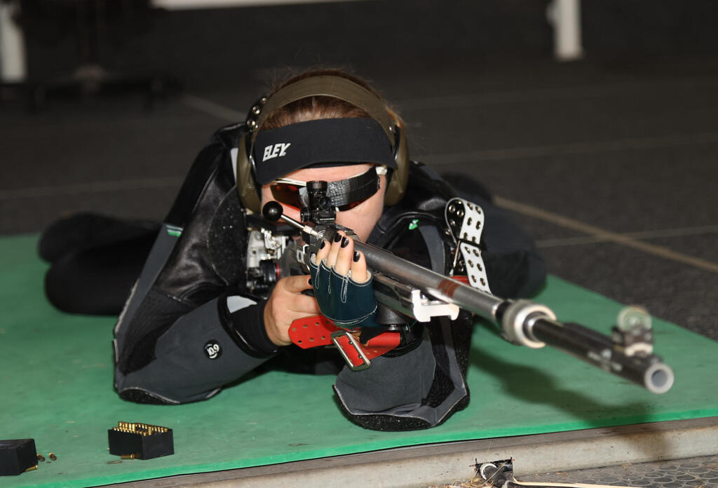 Спортивная стрельба. Правильный хват пистолета. Стрелковый спорт. Снайпер винтовка тир. Малокалиберная винтовка для пулевой стрельбы.