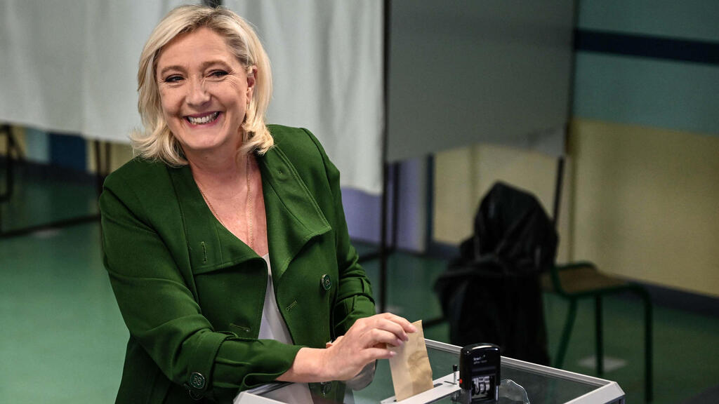 מנהיגת הימין הקיצוני מרין לה פן מצביעה בקלפי בצפון צרפת סבב ראשון ב בחירות ל פרלמנט  