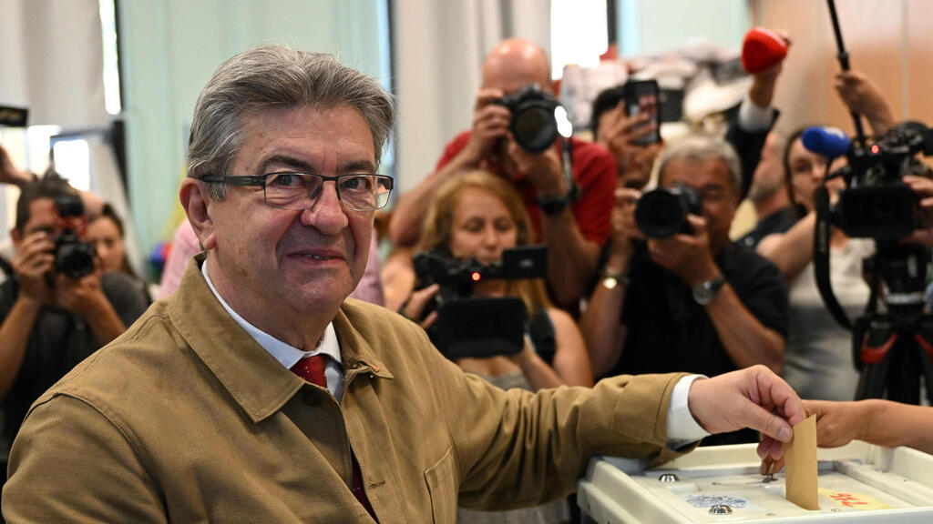 Jean-Luc Mélenchon (Photo: AFP) ז'אן לוק מלנשון מנהיג קואליציית שמאל וירוקים מצביע ב סבב ראשון ב בחירות ל פרלמנט ב צרפת בקלפי במרסיי