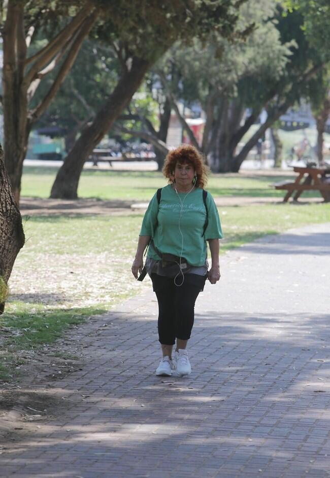 הולכת לה באמצע הפארק. ציפי שביט