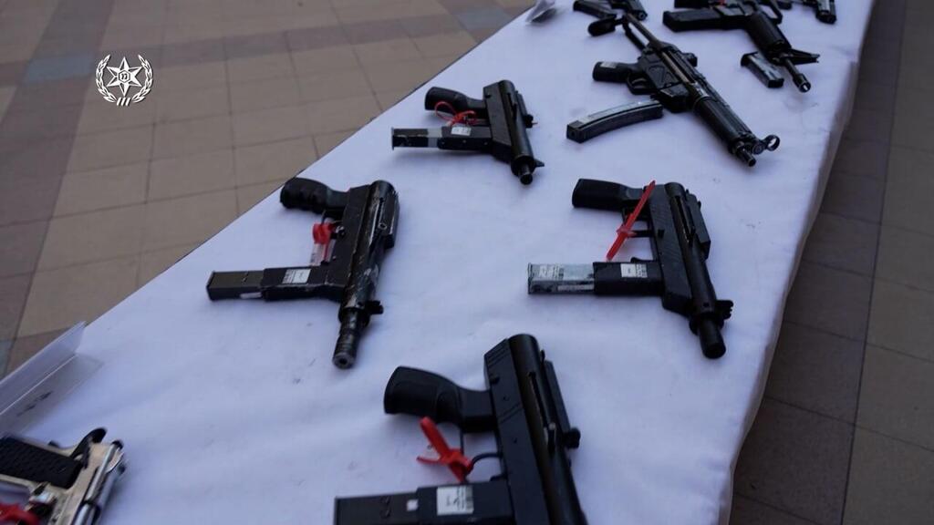 Weapons seized as part of the undercover operation (Photo: Israel Police) תיעוד ממבצע קליע הכסף: עסקאות שביצע סוכן סמוי בהשגת אמל''ח, בין היתר, ממחבלים שתכננו לפגוע ביהודים