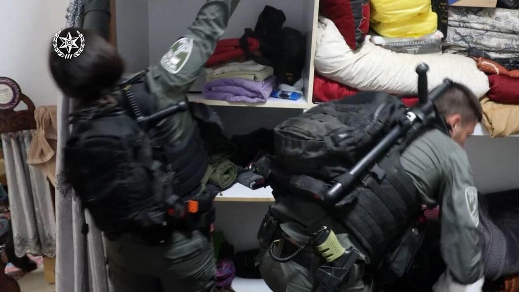 Raids and searches in the homes of suspects (Photo: Israel Police) תיעוד ממבצע קליע הכסף: עסקאות שביצע סוכן סמוי בהשגת אמל''ח, בין היתר, ממחבלים שתכננו לפגוע ביהודים