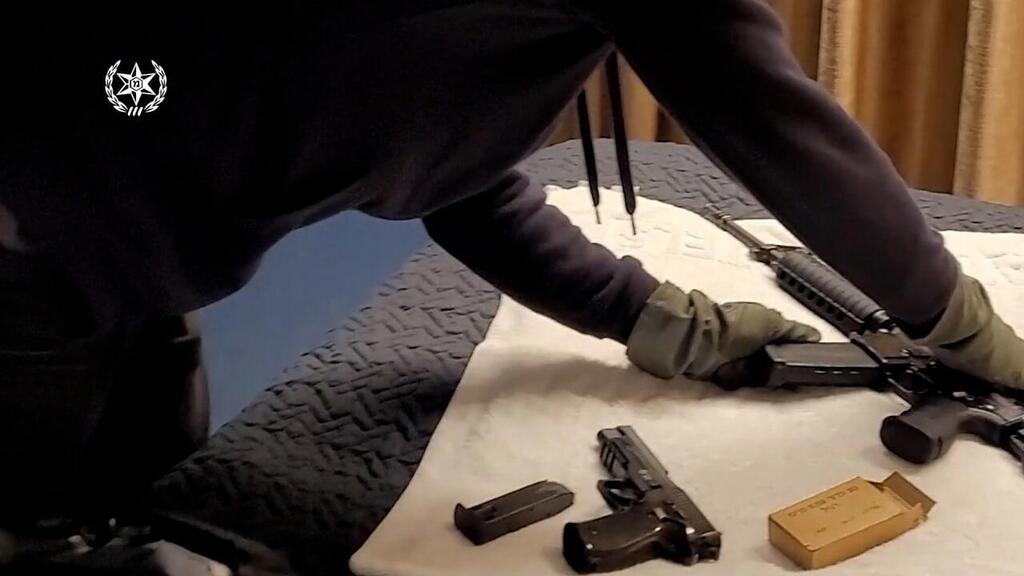 Confiscated M-16 sold by a PA officer (Photo: Israel Police) תיעוד ממבצע קליע הכסף: עסקאות שביצע סוכן סמוי בהשגת אמל''ח, בין היתר, ממחבלים שתכננו לפגוע ביהודים