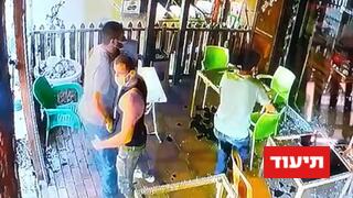 תיעוד: 3 צעירים יהודים הורסים בית קפה פלסטיני בכפר חווארה בשומרון 