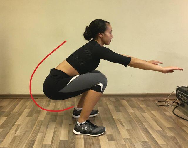 ביצוע סקוואט עמוק עם גב מעוגל ואגן מסובב לאחור סקוואט עמוק ללא הקשתה אגן מעוגל