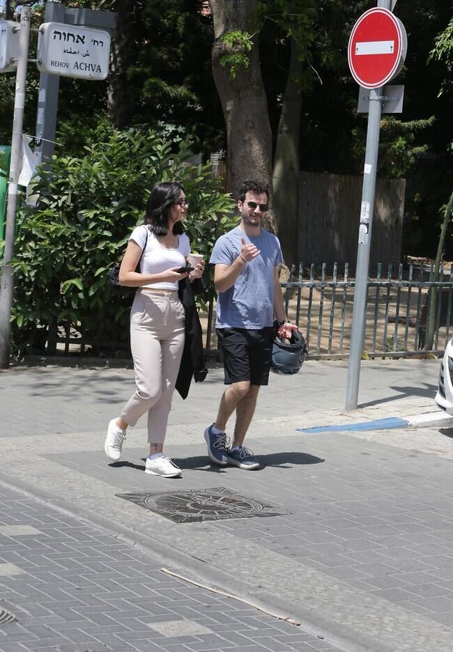 את הסימן שעשית לנו עם היד, בחזרה!