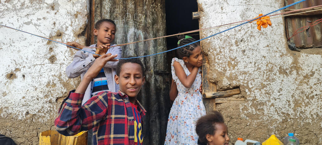 Дети Фалаш Мура помогают стирать белье возле своего дома в Гондаре, Эфиопия, 29 мая 2022 года 