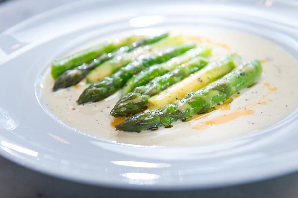 Asparagus (Photo: Yaron Brener) אספרגוס ברוטב ברנייז