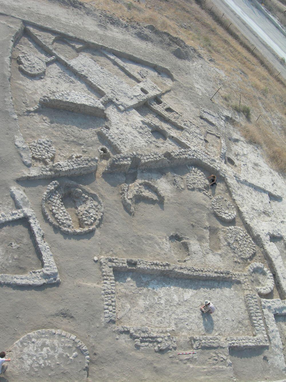 שרידי מבנים וממגורות באתר הכלכוליתי תל צף שמדרום לבית שאן. (צילום: פרופ' יוסף גרפינקל) שרידי מבנים וממגורות באתר הכלכוליתי תל צף שמדרום לבית שאן.