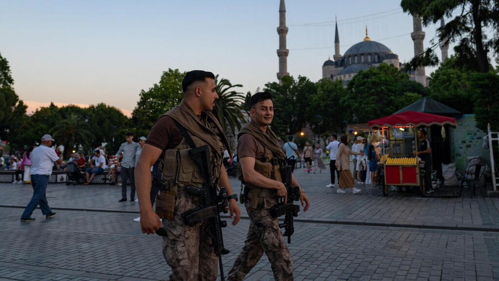 İstanbul Clu'dan caminin LED'lerine yürüyen Türk tırları