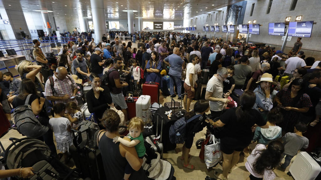  Crowded outgoing flight check-in lines 