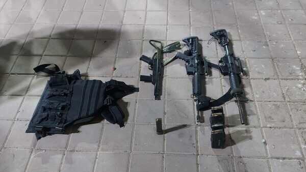 The illegal weapons confiscated from inside the vehicle (Photo: The IDF Spokesperson's Unit) הנשק שנתפס ברכב המחבלים