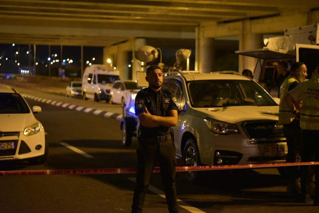 זירת הרצח הכפול במחלף שער העמקים (צילום: דוברות המשטרה) זירת חיסול הרצח הכפול במחלף שער העמקים
