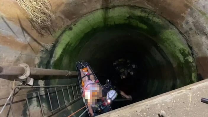 "אמרתי לבן שלי לרוץ להזעיק אנשים". החילוץ מהבאר (צילום: דוברות כבאות והצלה) זירת החילוץ בפרדס חנה