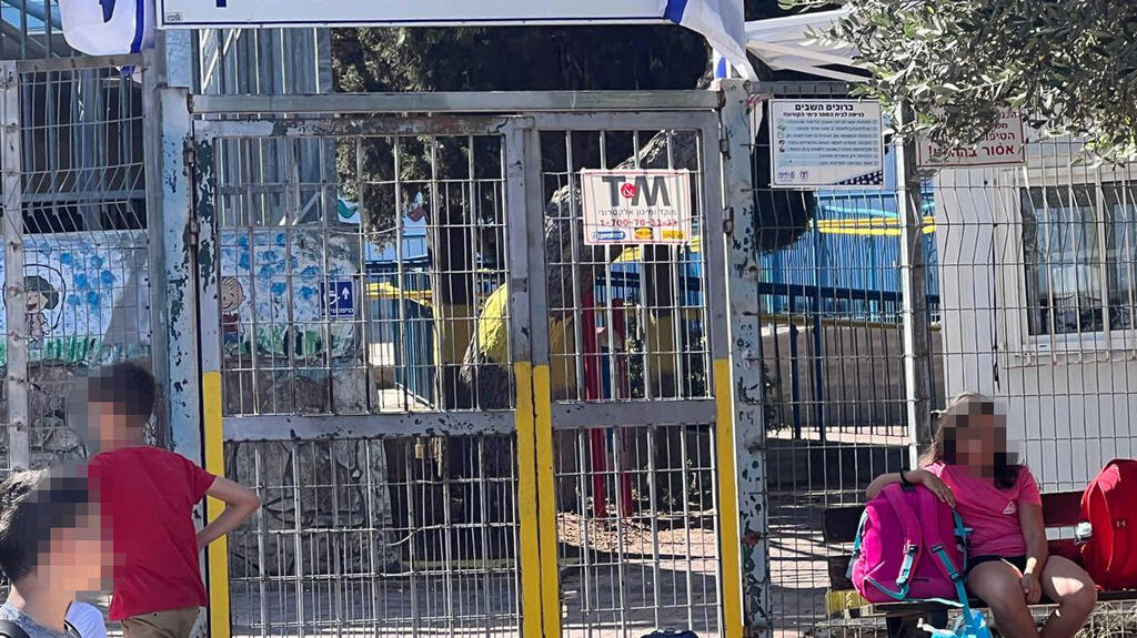    תלמידים מחכים ליד בית הספר