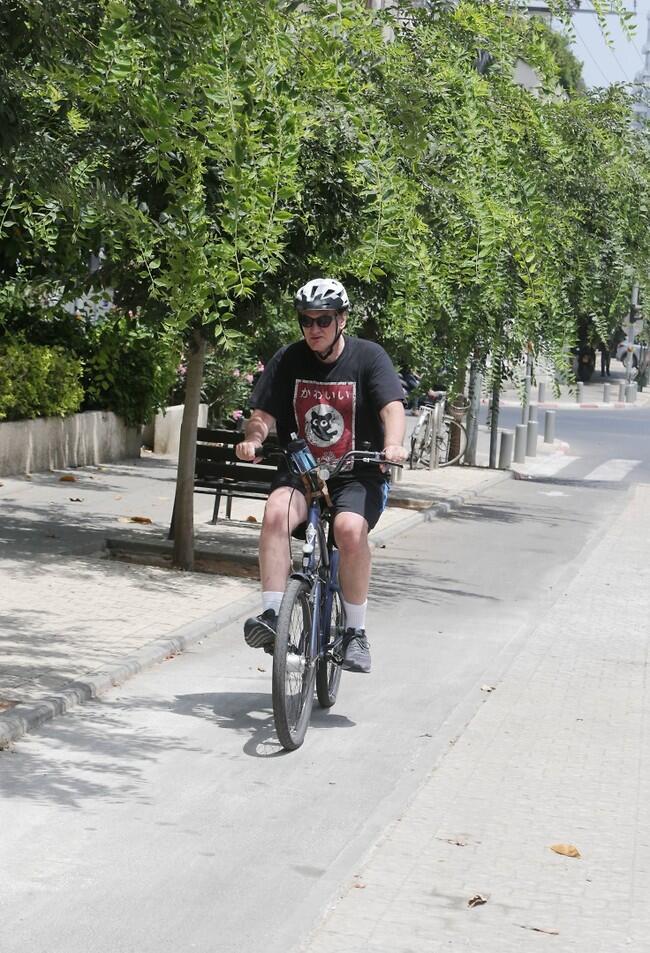 ככה על האופניים באמצע היום (צילום: מוטי לבטון) ככה על האופניים באמצע היום