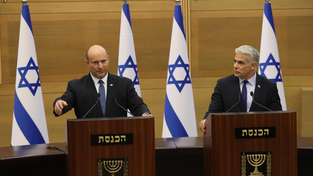 לפיד ובנט מודיעים על ההחלטה לפזר את הכנסת (צילום: אלכס קולומוסיקי) נפתלי בנט בהצהרות לתקשורת