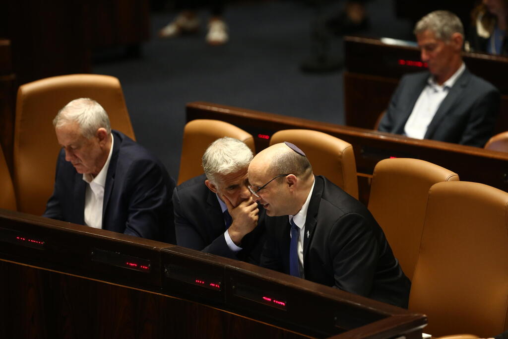 Benny Gantz, Naftali Bennett and Yair Lapid (Photo: Alex Kolomoisky) נפתלי בנט ויאיר לפיד במליאת הכנסת