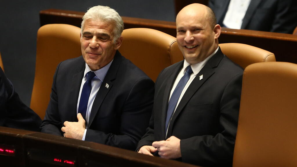 Foreign Minister Yair Lapid and Prime Minister Naftali Bennett (Photo: Alex Kolomoisky) נפתלי בנט ויאיר לפיד במליאת הכנסת