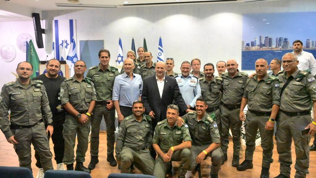 בנט, בר-לב ושבתאי עם לוחמי מג"ב (צילום: עמוס בן גרשום, לע"מ) נפתלי בנט, יעקב שבתאי ועמר בר לב