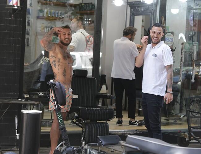 הצגה במספרה (צילום: מוטי לבטון) הצגה במספרה
