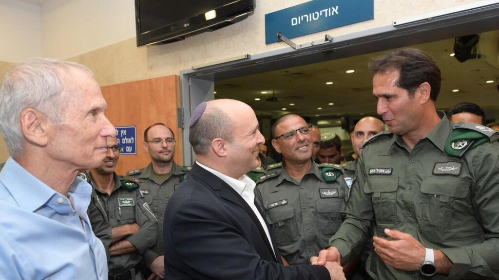 בנט ובר-לב עם מפקד מג"ב אמיר כהן (צילום: עמוס בן גרשום, לע"מ) נפתלי בנט, יעקב שבתאי ועמר בר לב