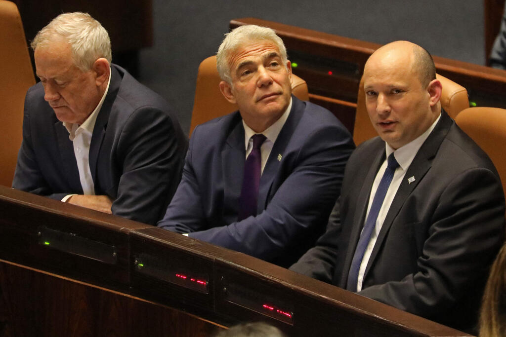 גנץ עם בנט ולפיד. המרירות ניכרה, אבל דעכה (צילום: AFP) מליאת הכנסת