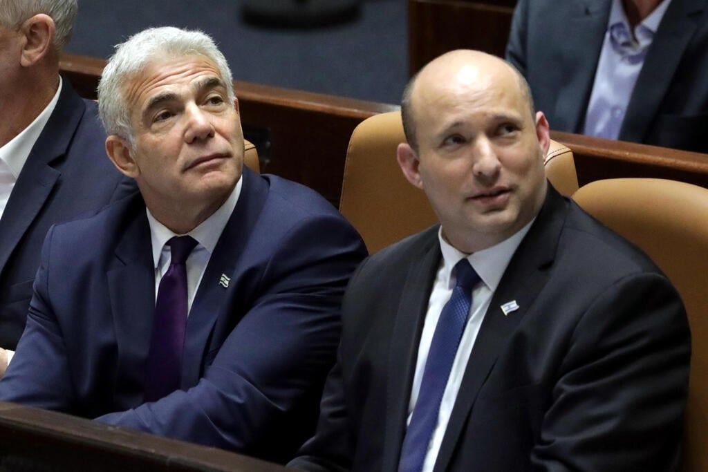 Foreign Minister Yair Lapid and Prime Minister Naftali Bennett (Photo: EPA) מליאת הכנסת