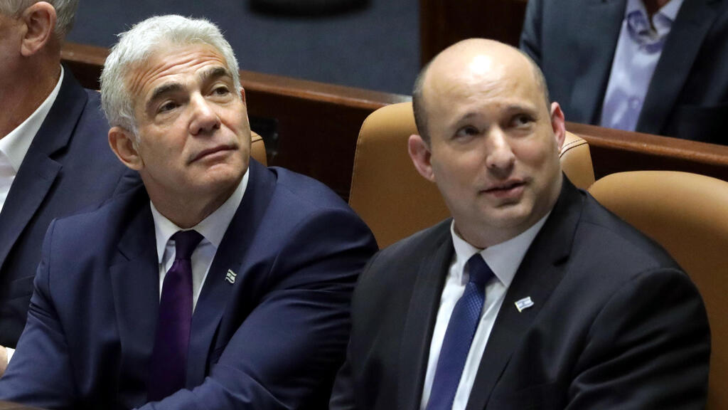 ראש הממשלה העתידי יזמין את הנוכחי לאחת הפגישות? בנט ולפיד (צילום: EPA) מליאת הכנסת