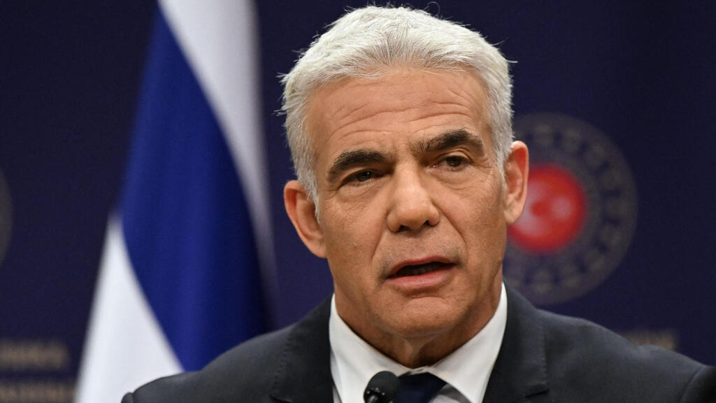 ישיבת קבינט ראשונה בשלישי? לפיד (צילום: AFP) שר החוץ יאיר לפיד נפגש עם שר החוץ של טורקיה מבלוט צ'בושולו ב אנקרה