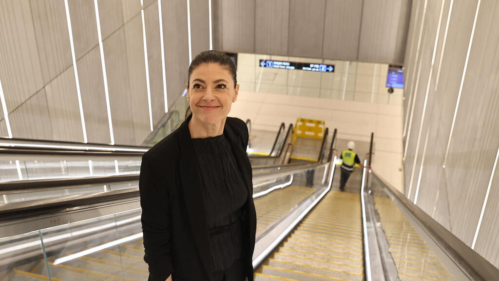 מרב מיכאלי ברכבת הקלה (צילום: אביגיל עוזי ) מרב מיכאלי