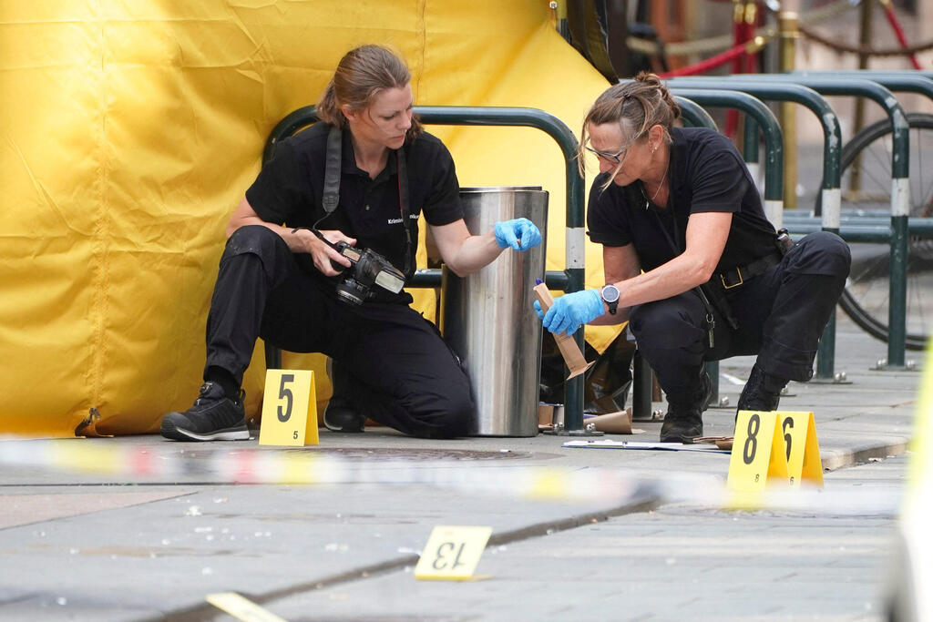 שוטרות בזירת הפיגוע באוסלו (צילום: AFP) זירת הרצח במועדון ''לונדון'' באוסלו, נורבגיה