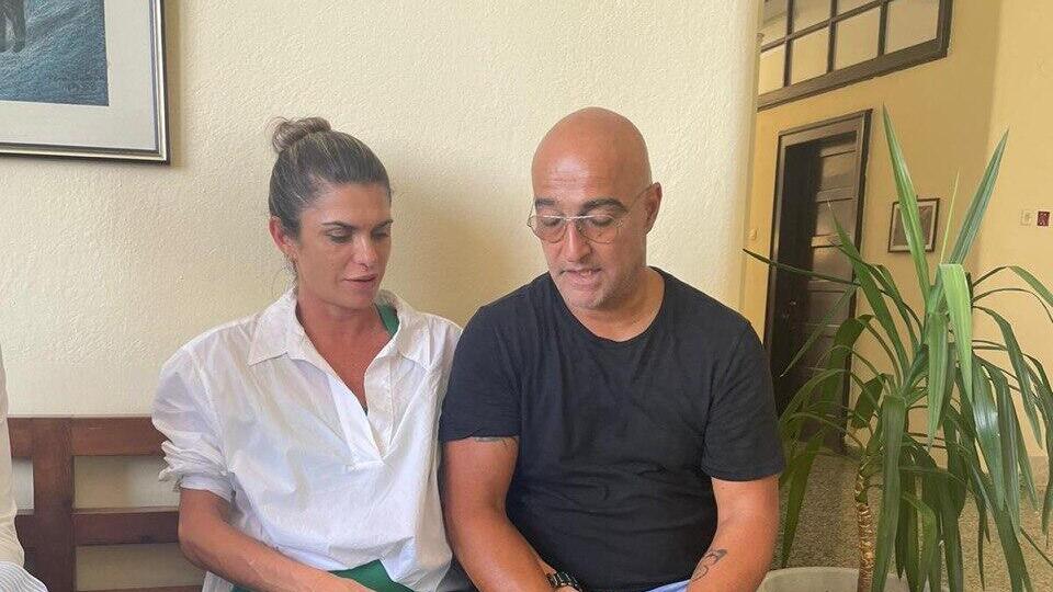 דודי אשכנזי עם אישתו רחלי בבית המשפט
